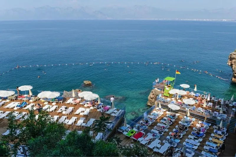 İnciraltı Plajı Falezler
